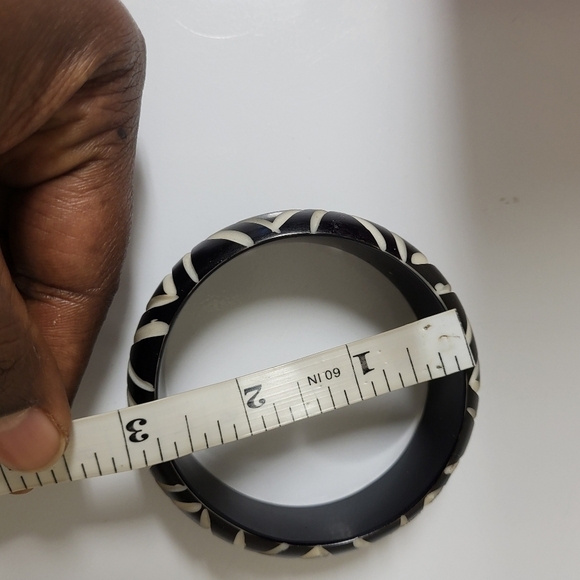 Carved chevron patterned dark brown vintage  bangle bracelet - Picture 6 of 7
